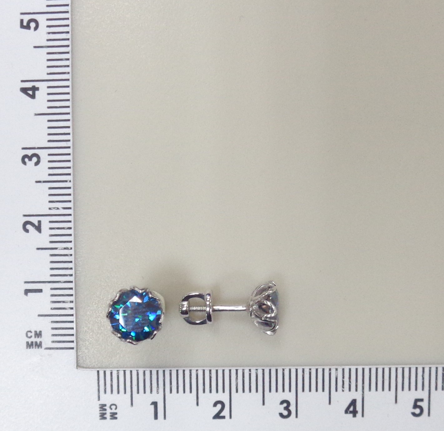 Серебряные серьги-пусеты с синими муассанитами